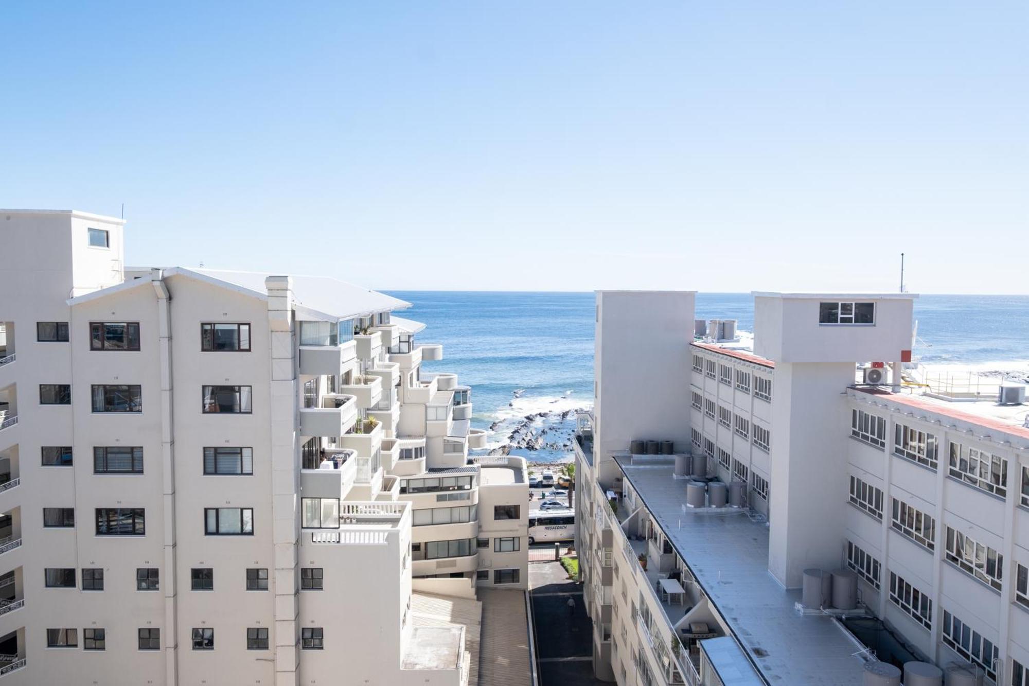 Flamingo 802 - Floor Ocean Facing Sea Point With Daily Housekeeping Cape Town