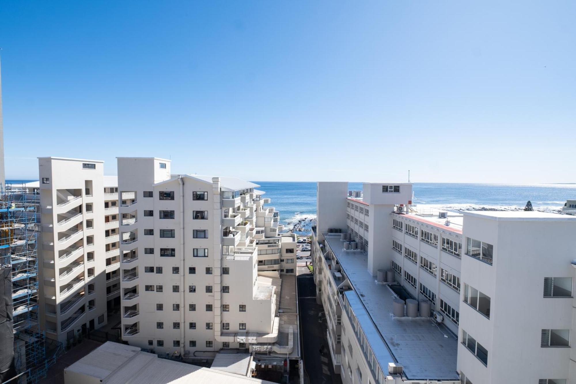 Flamingo 802 - Floor Ocean Facing Sea Point With Daily Housekeeping Cape Town